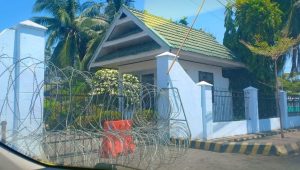 Kantor DPRD Palopo Dipasangi Kawat Berduri, Anggota Dewan Lewat Pintu Belakang