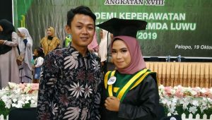 Jatuh Cinta di Lokasi KKN, Mahasiswi Akper Sawerigading Dilamar Saat Wisuda
