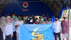 Aliansi Pemuda Salutubu-Pongko Bagi Takjil di Posko Covid-19 Luwu