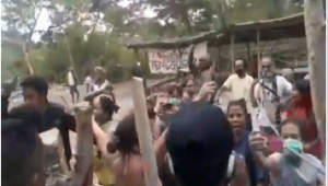 Tolak Direlokasi, Gubernur Dihadang Emak-emak Telanjang Dada