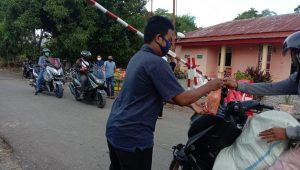Karang Taruna Desa Lampuara Luwu Berbagi Takjil di Portal Pengawasan Covid-19