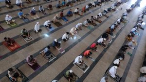 Gubernur NA Salat Jumat Bersama Ribuan Jamaah di Masjid Al-Markaz Al Islami Makassar