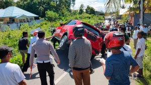 Usai Serempet Motor, HRV Merah di Palopo Terbalik