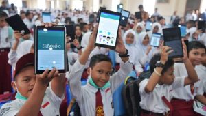 Digitalisasi Sekolah, 1.715 Siswa di Lutra Terima Bantuan Tablet