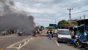 Kesal Daerahnya Sering Kebanjiran, Warga Pammanu Luwu Timbun Sampah di Jalan Poros