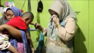 Terharu Melihat Tiga Anak Menderita Lumpuh Layu, Putri Dakka Berikan Bantuan Modal Usaha