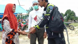 Bersama Anggota DPRD, Komunitas Trail Luwu Bagi Al Qur’an ke Pengungsi Banjir Bandang Masamba