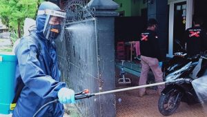 Dua Kasus Positif Covid-19 di Salekoe Palopo, Banua Mangngewa Semprot Disinfektan ke Rumah Warga