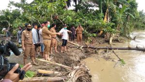 Bupati Luwu Tinjau Kuburan di Cimpu yang Hanyut, Perintahkan BPBD-PU Ambil Langkah Darurat