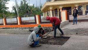 Rekanan Benahi Jalan Rusak di Poros Padang Sappa-Noling yang Baru Diresmikan