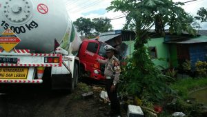 Mobil Tangki Hantam Toko Warga di Luwu