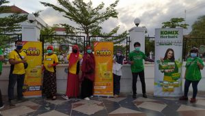 Edukasi Masyarakat, IAI Palopo-Bintang Toedjoe Bagi Vitamin dan Masker