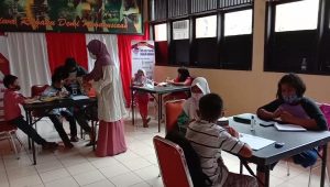 Selain Sediakan WiFi Gratis, Brimob Baebunta Lutra juga Bimbing Siswa Belajar