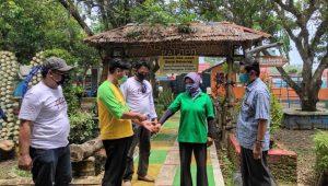Bersama Petugas Kesehatan, Disparekraf Palopo Periksa Suhu Tubuh Pengunjung Objek Wisata