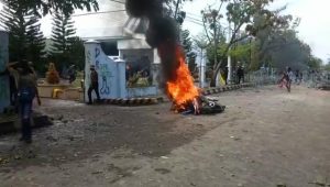 Unjukrasa Tolak Omnibus Law di Kantor DPRD Palopo, Motor Kapolsek Wara Utara Dibakar
