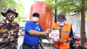 Dispora Gowa Ajak OKP Bagi-bagi Masker di Pasar