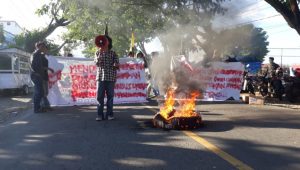Peringatan Tragedi Walmas Berdarah, Mahasiswa Blokade Jalan di Batusitanduk