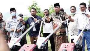 Bupati Luwu Serahkan  50 Traktor ke Kelompok Petani