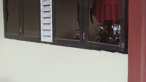 Rumah Dinas Camat Bone-bone Diteror Batu, Kaca Jendela Pecah, Diduga Ada Kaitannya dengan Pilkada Luwu Utara