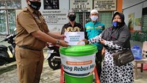 Penjual Jagung Keliling di Palopo Terima Bantuan Program Berkah WIZ