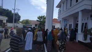 Puluhan Masyarakat Antar Tersangka Dana NUSP Palopo