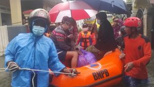 Banjir Terjang Somba Opu Gowa, Warga Terjebak Banjir Dievakuasi