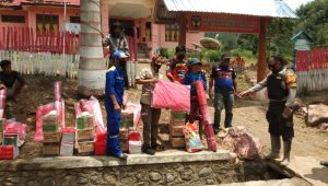 Dinas Sosial Serahkan Bantuan ke Korban Puting Beliung di Bastem