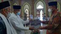 Bupati Serahkan 100 Mushaf Al-Qur’an ke Masjid Agung Luwu