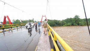 Tinjau Ketinggian Air Sungai Jeneberang, Plt Gubernur Minta Warga Tenang