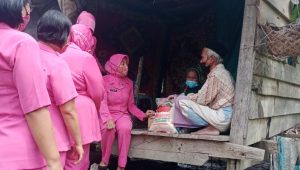 Sisihkan Gaji Suami Setiap Bulan, Bhayangkari Brimob Baebunta Bantu Suami-Isti Lanjut Usia