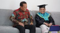 Bahagianya Bupati Luwu, Dampingi Cucu Pertama Wisuda Online