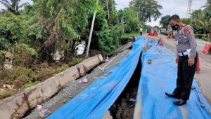 Jalan Amblas Poros Trans Sulawesi di Luwu Makin Parah