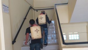 Warganya Positif Covid-19, Rusun Songka Palopo Disemprot Disinfektan
