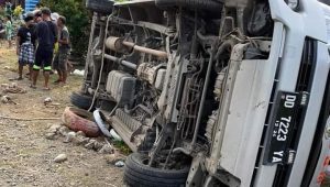 Mobil Jenazah Asal Makassar Terbalik di Poros Jalan Trans Luwu, Sopir Terluka