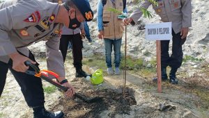 Penghijauan Daerah Terdampak Banjir Bandang di Lutra, Brimob Sulsel Bantu 1.500 Bibit Pohon