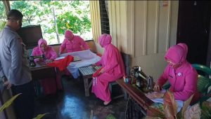 Bhayangkari Brimob Pelopor D Jahit Bendera Merah Putih Lalu Bagikan ke Warga Lutra