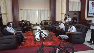 Jalan Kaki 2 Jam ke Sekolah, Siswi SMA Asal Walmas Dihadiahi Sepeda Oleh Bupati Luwu