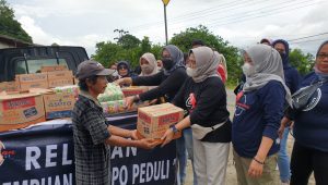 Perempuan Palopo Peduli Salurkan Sembako untuk Korban Banjir Luwu