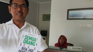 Luar Biasa, Mantan Wakil Bupati Lutim Wisudawan Terbaik Unhas Program Magister, Raih IPK 4,00