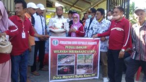 ADVETORIAL : Dinas Pendidikan-PGRI Luwu Salurkan Bantuan ke Korban Banjir di Walenrang Utara