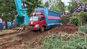 Alat Berat Evakuasi Truk yang Jatuh di Jembatan Walenrang Timur