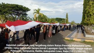 Hari Pahlawan, Mahasiswa Ipmal Luwu Unjuk Rasa Bentangkan Bendera Sepanjang 30 Meter