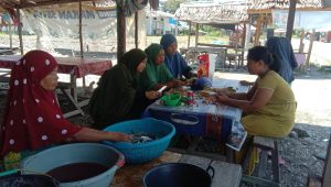 Peduli Sopir Terjebak di Jalur Alternatif, Emak-emak di Desa To’lemo Siapkan Nasi Bungkus