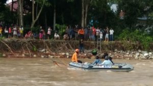 Gabungan Relawan Luwu Raya-BPBD Palopo Siapkan Perahu Untuk Warga di Sungai Jembatan Miring