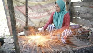 Kenalkan Rosanti, Panre Wanita Asal Luwu, Pernah Membuat Badik Pesanan Warga Singapura