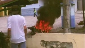 Diparkir di Depan Masjid, Sebuah Motor di Luwu Tiba-tiba Terbakar