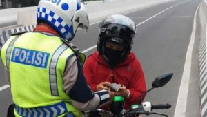 Tidak Terima Ditilang, Pria Ini Bakar Motornya