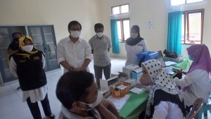 Suaib Mansyur Tinjau Vaksinasi di Sabbang Selatan