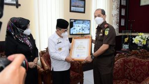 Tiba di Palopo, Kajati Sulsel Beri Penghargaan ke Walikota