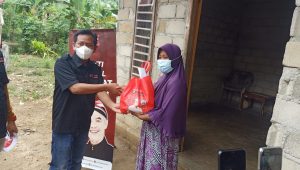 Sahabat Ganjar Pranowo Tubaba Berbagi Paket Sembako